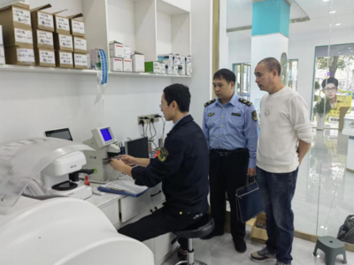鉛山縣市管局開展驗配眼鏡店計量器具檢定與專項檢查，筑牢視力健康計量防線